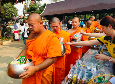 พิธีทำบุญตักบาตรถวายพระราชกุศลเนื่องในโอกาสวันคล้ายวันประสูติสมเด็จพระเจ้าลูกยาเธอเจ้าฟ้าทีปังกรรัศมีโชติฯ ... พารามิเตอร์รูปภาพ 4