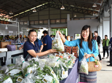 ร่วมพิธีเปิดงานงานมหกรรมตลาดสินค้าเกษตรและตลาดเกษตรกร ... พารามิเตอร์รูปภาพ 19