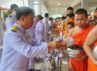 ร่วมพิธีทำบุญตักบาตรถวายพระราชกุศลและพิธีวางพวงมาลา ... พารามิเตอร์รูปภาพ 2