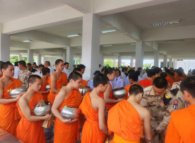 ร่วมพิธีทำบุญตักบาตรถวายพระราชกุศลและพิธีวางพวงมาลา ... พารามิเตอร์รูปภาพ 7