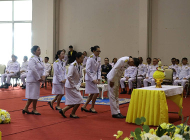 เข้าร่วมพิธีวางพานพุ่มดอกไม้สด เนื่องในวันพระบิดาแห่งฝนหลวง ... พารามิเตอร์รูปภาพ 6