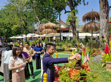 พิธีสูมาคารวะสระเกล้าดำหัวผู้ว่าราชการจังหวัดเชียงรายพร้อมด้วยภริยา และรองผู้ว่าราชการจังหวัดเชียงราย ณ จวนผู้ว่าราชการจังหวัดเชียงราย (หลังเก่า) จังหวัดเชียงราย ... พารามิเตอร์รูปภาพ 13