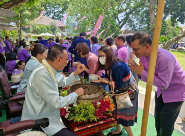 พิธีสูมาคารวะสระเกล้าดำหัวผู้ว่าราชการจังหวัดเชียงรายพร้อมด้วยภริยา และรองผู้ว่าราชการจังหวัดเชียงราย ณ จวนผู้ว่าราชการจังหวัดเชียงราย (หลังเก่า) จังหวัดเชียงราย ... พารามิเตอร์รูปภาพ 7
