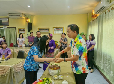 ขบวนการสหกรณ์จังหวัดเชียงรายร่วมรดน้ำดำหัวสหกรณ์จังหวัดเชียงราย ตามป๋าเวณีปี๋ใหม่เมือง ... พารามิเตอร์รูปภาพ 6