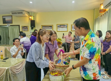 ขบวนการสหกรณ์จังหวัดเชียงรายร่วมรดน้ำดำหัวสหกรณ์จังหวัดเชียงราย ตามป๋าเวณีปี๋ใหม่เมือง ... พารามิเตอร์รูปภาพ 10