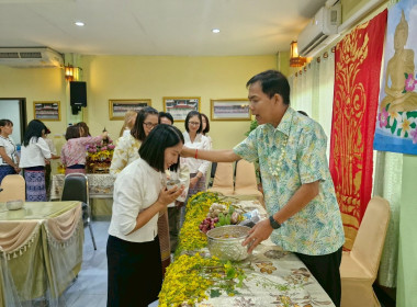 รดน้ำ ดำหัว และขอรับพร เนื่องในเทศกาลสงกรานต์ปี๋ใหม่เมือง ... พารามิเตอร์รูปภาพ 11
