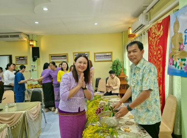 รดน้ำ ดำหัว และขอรับพร เนื่องในเทศกาลสงกรานต์ปี๋ใหม่เมือง ... พารามิเตอร์รูปภาพ 16