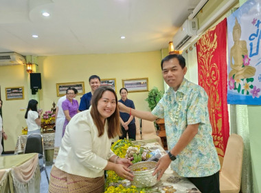 รดน้ำ ดำหัว และขอรับพร เนื่องในเทศกาลสงกรานต์ปี๋ใหม่เมือง ... พารามิเตอร์รูปภาพ 31