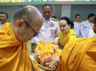 ร่วมพิธีเจริญพระพุทธมนต์และทำบุญตักบาตรถวายงยพระราชกุศล ... พารามิเตอร์รูปภาพ 9
