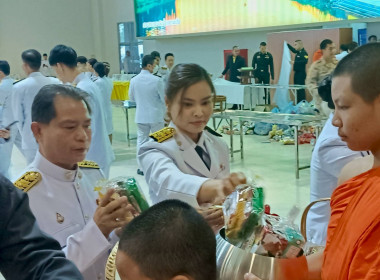 ร่วมพิธีเจริญพระพุทธมนต์และทำบุญตักบาตรถวายงยพระราชกุศล ... พารามิเตอร์รูปภาพ 12
