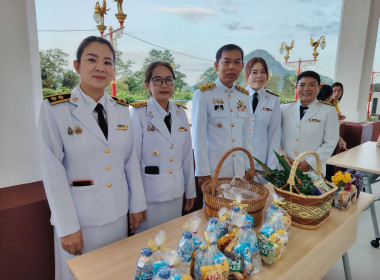 ร่วมพิธีทำบุญตักบาตรถวายพระราชกุศลและพิธีวางพวงมาลา ... พารามิเตอร์รูปภาพ 4
