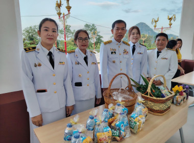 ร่วมพิธีทำบุญตักบาตรถวายพระราชกุศลและพิธีวางพวงมาลา ... พารามิเตอร์รูปภาพ 6
