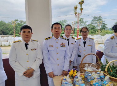 ร่วมพิธีทำบุญตักบาตรถวายพระราชกุศลและพิธีวางพวงมาลา ... พารามิเตอร์รูปภาพ 9