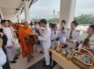 ร่วมพิธีทำบุญตักบาตรถวายพระราชกุศลและพิธีวางพวงมาลา ... พารามิเตอร์รูปภาพ 10