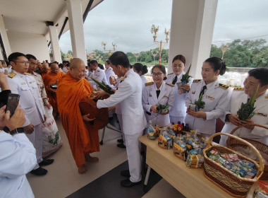 ร่วมพิธีทำบุญตักบาตรถวายพระราชกุศลและพิธีวางพวงมาลา ... พารามิเตอร์รูปภาพ 11
