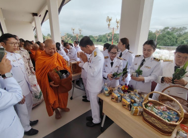 ร่วมพิธีทำบุญตักบาตรถวายพระราชกุศลและพิธีวางพวงมาลา ... พารามิเตอร์รูปภาพ 12
