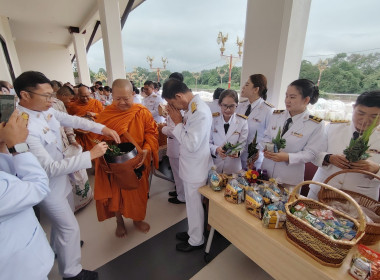 ร่วมพิธีทำบุญตักบาตรถวายพระราชกุศลและพิธีวางพวงมาลา ... พารามิเตอร์รูปภาพ 13