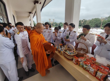 ร่วมพิธีทำบุญตักบาตรถวายพระราชกุศลและพิธีวางพวงมาลา ... พารามิเตอร์รูปภาพ 14