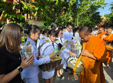 ร่วมพิธีบำเพ็ญกุศลและทำบุญตักบาตร ในวาระครบ 15 วัน ... พารามิเตอร์รูปภาพ 7