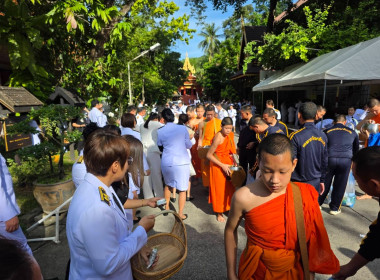 ร่วมพิธีบำเพ็ญกุศลและทำบุญตักบาตร ในวาระครบ 15 วัน ... พารามิเตอร์รูปภาพ 8