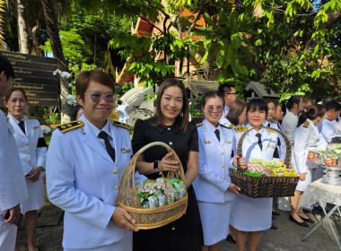 ร่วมพิธีบำเพ็ญกุศลและทำบุญตักบาตร ในวาระครบ 15 วัน ... พารามิเตอร์รูปภาพ 11
