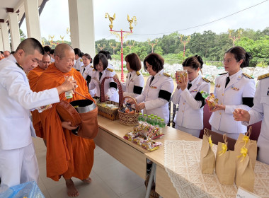 ร่วมพิธีเจริญพระพุทธมนต์และทำบุญตักบาตรถวายพระราชกุศล ... พารามิเตอร์รูปภาพ 10