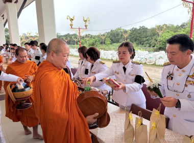 ร่วมพิธีเจริญพระพุทธมนต์และทำบุญตักบาตรถวายพระราชกุศล ... พารามิเตอร์รูปภาพ 11